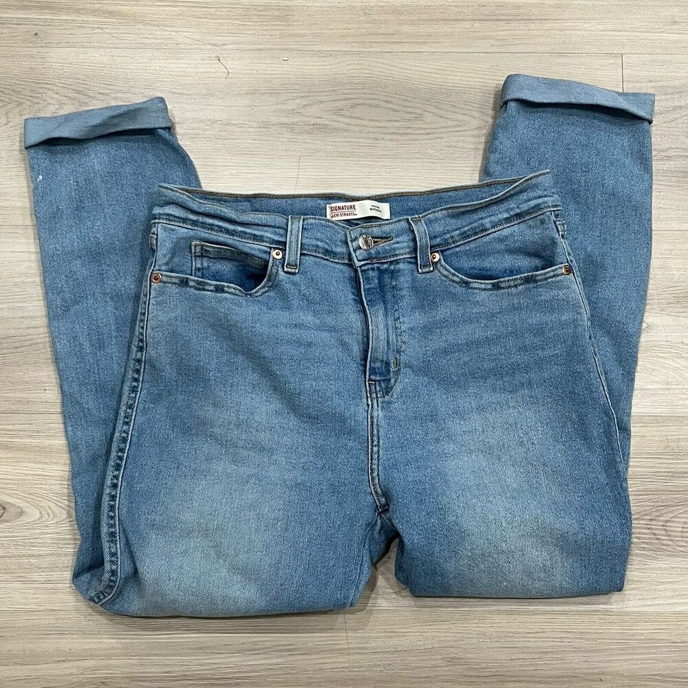 Signature By Levi Strauss Women’s Heritage Boyfriend size 6 Waist 28 Denim Jeans